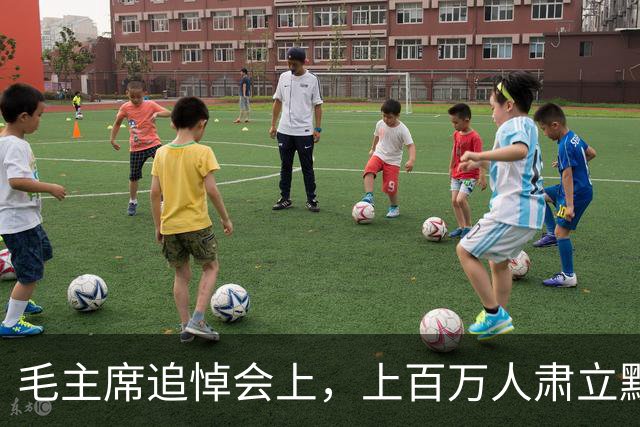 毛主席追悼会上，上百万人肃立默哀，唯有一人仍然坐着，他究竟是什么身份？